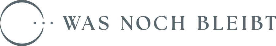 Offizielles Logo von „Was noch bleibt“ – Hochwertige Biografien, Erinnerungsbücher und Medienprojekte.